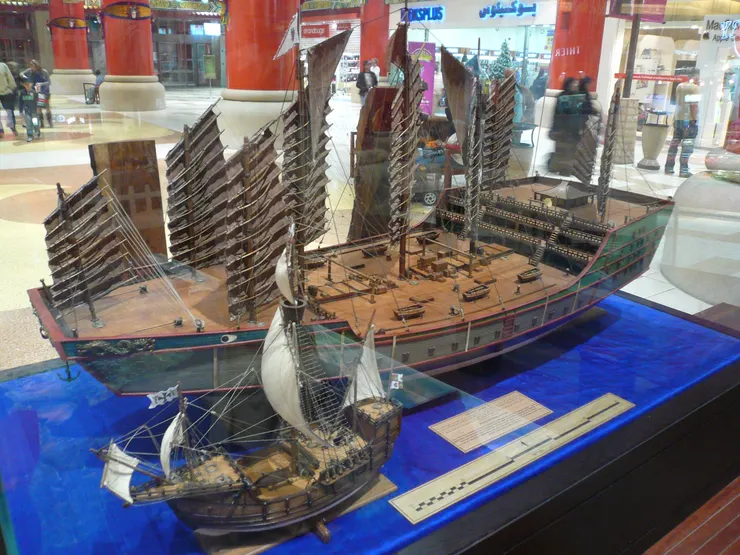 鄭和下西洋的船艦（後）遠大於哥倫布的船（前），Source: 網路圖片