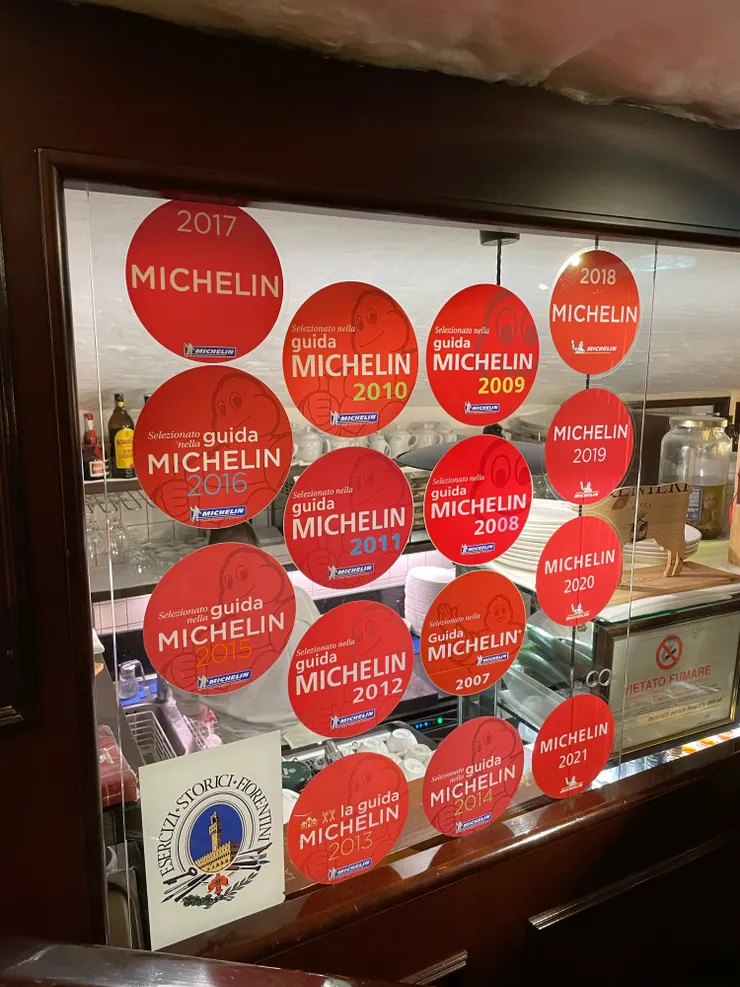 一入店就看到各個年度的推薦貼紙