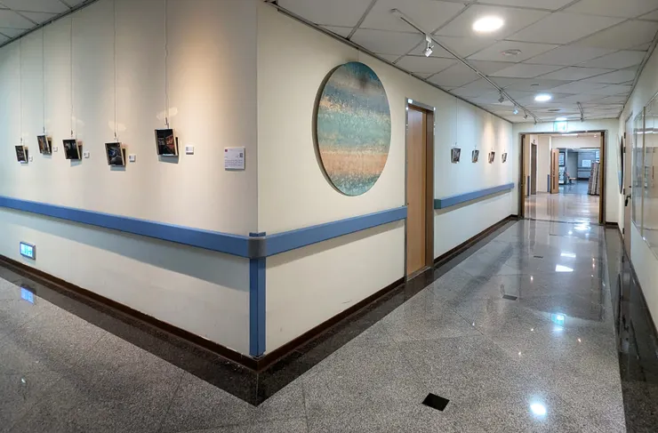 虹心球與攝影作品的轉角處。