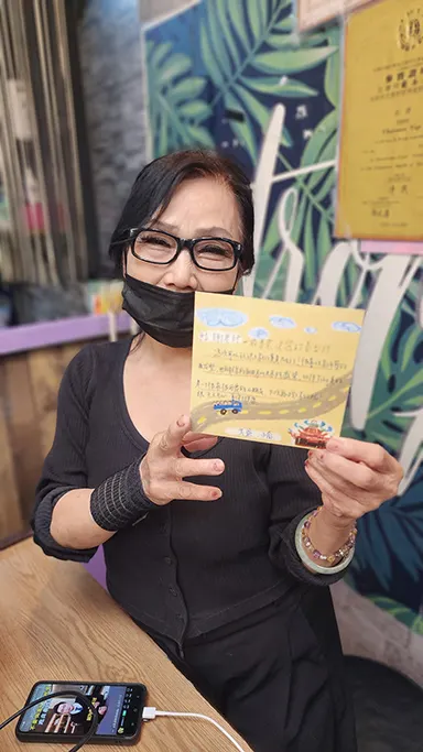 ▲阿姨拿到同學的感謝卡。