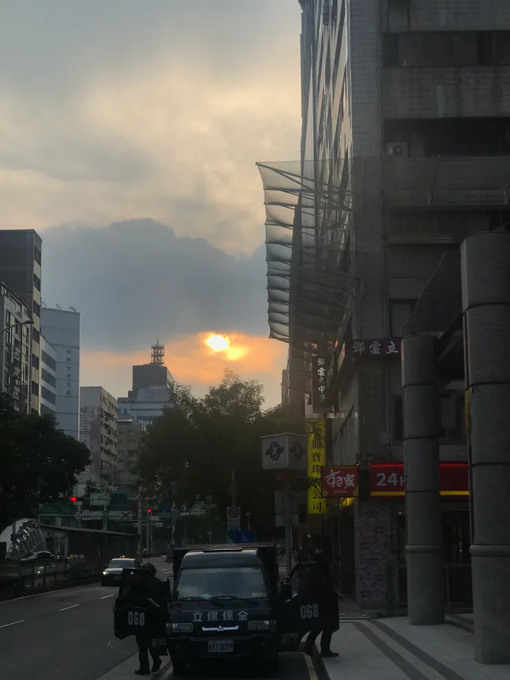 討論完畢，在散會後準備搭乘捷運時，夕陽剛好落在馬路中間，形成了懸日景象
