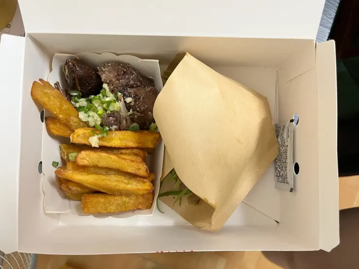 來茲烤鴨的刈包個人餐。