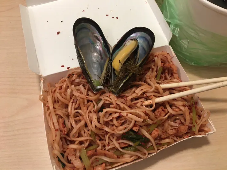 紅糟炒麵搭上馬祖的淡菜，就是我平時的晚餐