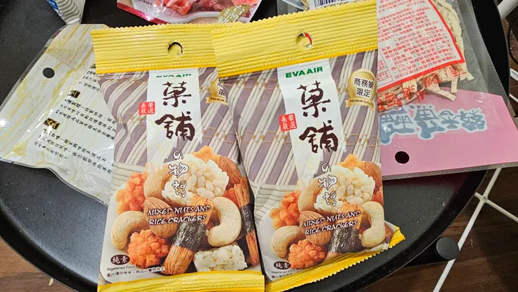 這個長榮航空商務艙米菓在彰化的全家便利商店買一送一耶!開心!