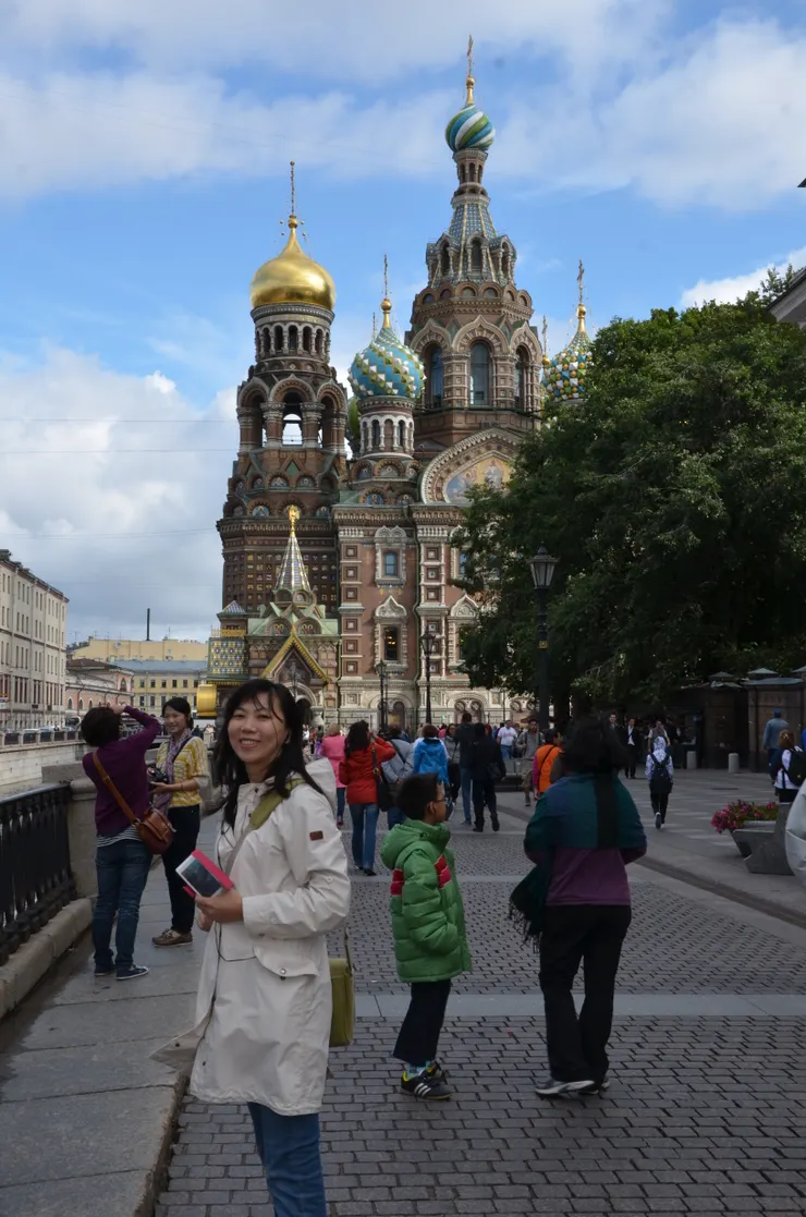 白天的滴血教堂前