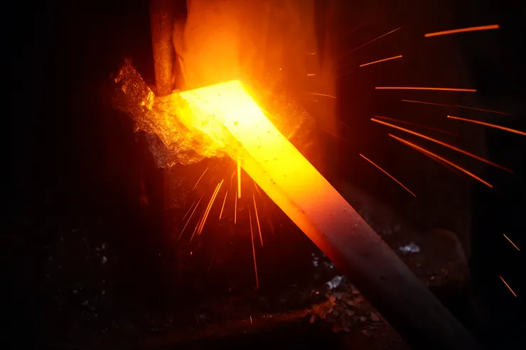 青銅也有它的光，不必熔成金子才值得被看見； 只想讓代表自己的青銅——在烈火裡鍛出光。