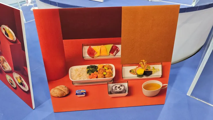 華航飛機餐!用照片展示有點可惜!如果可以搬來實品或是實品模型會更好!
