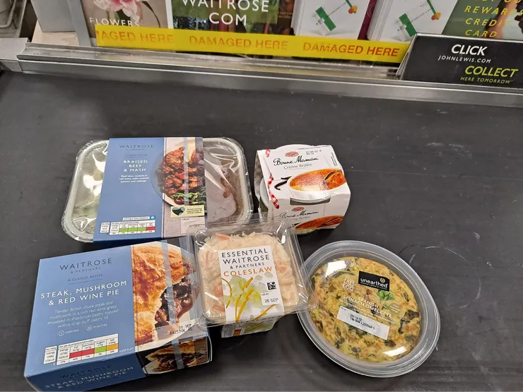 昨天的狩獵結果，派被我烤焦了 左上角的馬鈴薯牛肉剛吃