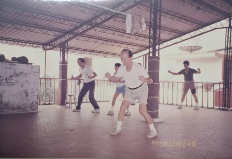 老師帶領學生練習