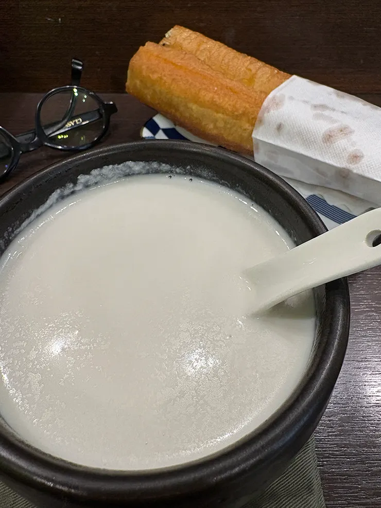 杏仁茶與油條。