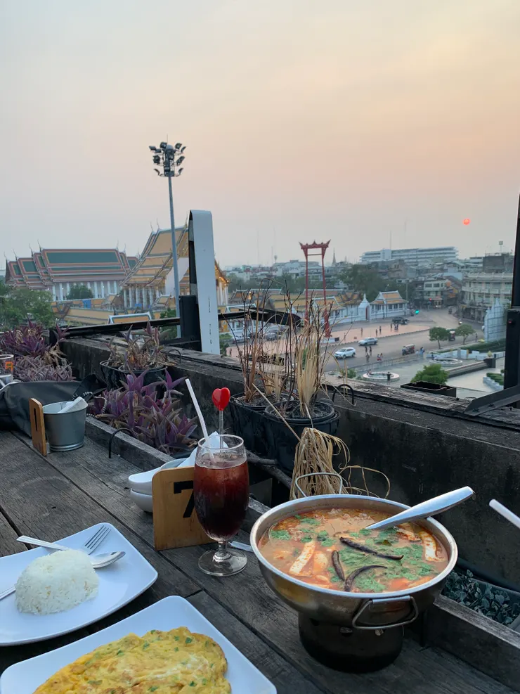在Swing Bar五層樓高的天台邊吃美食邊看蘇泰寺