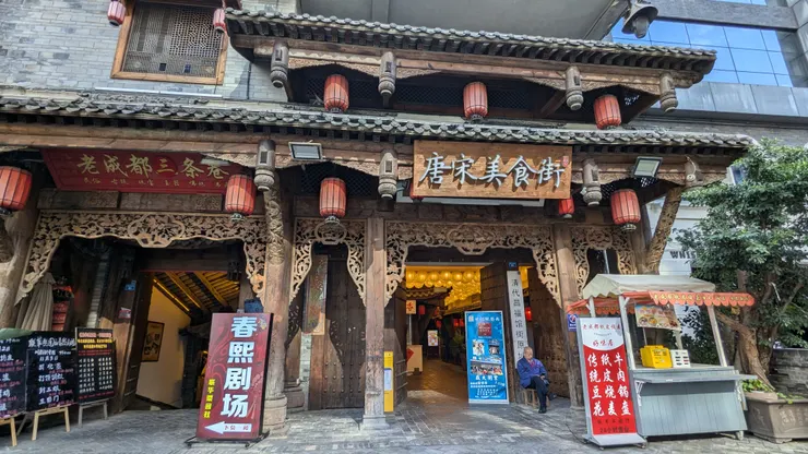 不管在多現代的街道,永遠都會穿插一些中國風建築