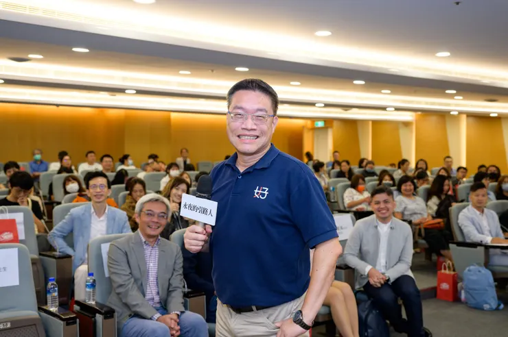 憲哥說：麥克風加上信念，可以改變世界。攝影｜李明宜