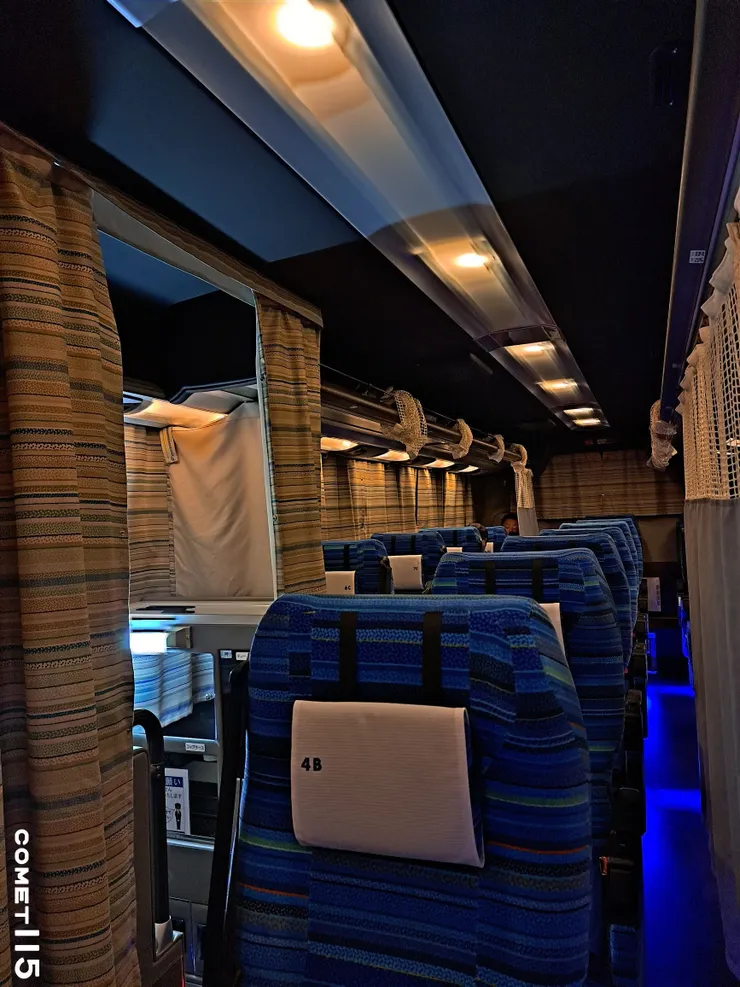 日本的夜行巴士多是採獨立座位、大角度坐臥兩用椅，走道還有簾子，不用擔心隔壁的人看到自己的睡相