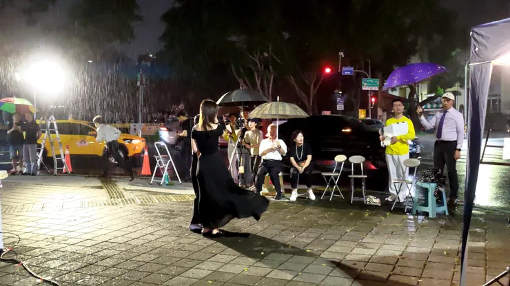 演唱 秋雨 清風舞動裙襬，準備開唱