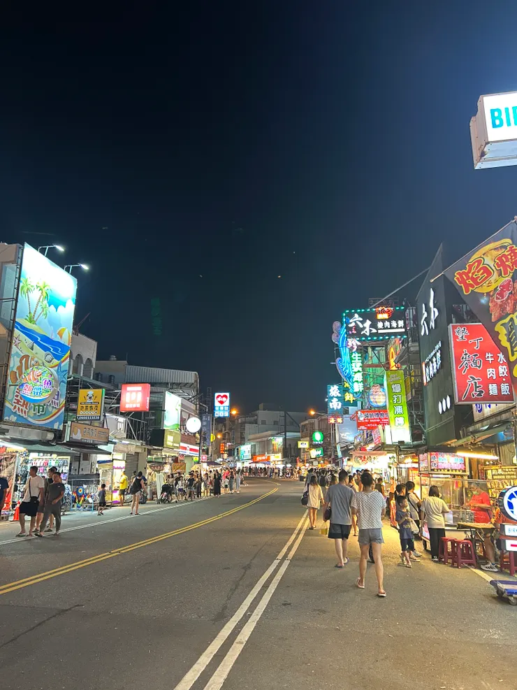 ⟨墾丁大街街景⟩
