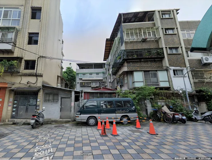 2024年9月的 Google 地圖上，可見到興隆路二段22巷9弄2號，黃色公寓旁，一間鐵皮屋阻擋了巷道。