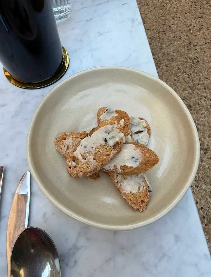 麵包吃完又再送上來，這次是不同的沾醬