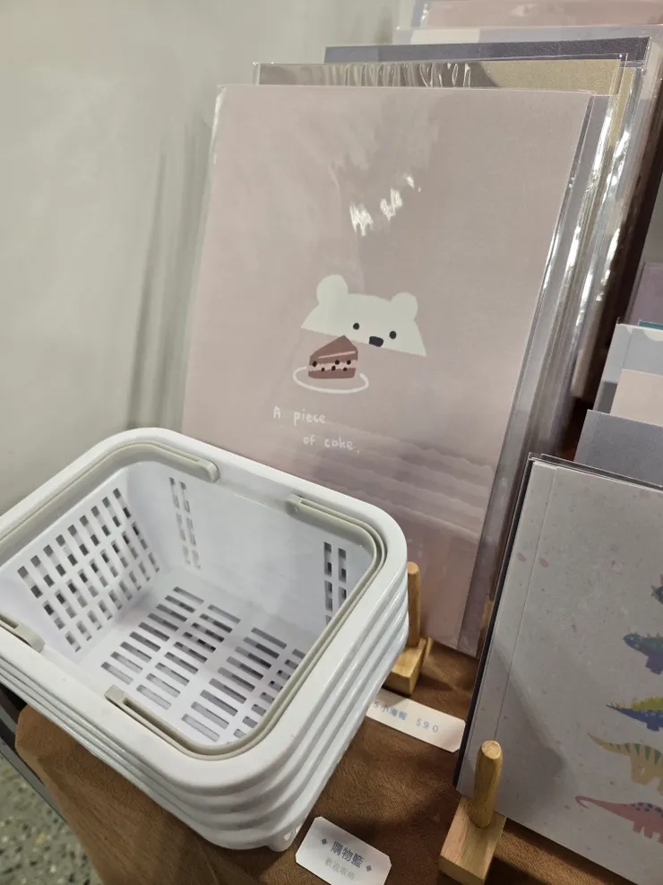 繪製的圖案可以做成小海報。另外還準備小購物籃，讓消費者好拿取。