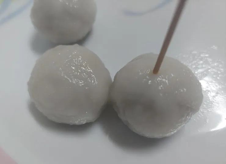 炸元宵前,要記得多戳幾個孔