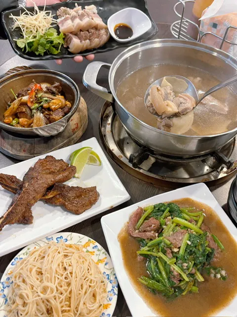 人氣綜合一鍋、招牌白切三層羊肉、時蔬炒羊肉 、60元火鍋料(任選兩盤)、羊油麵線(兩份)