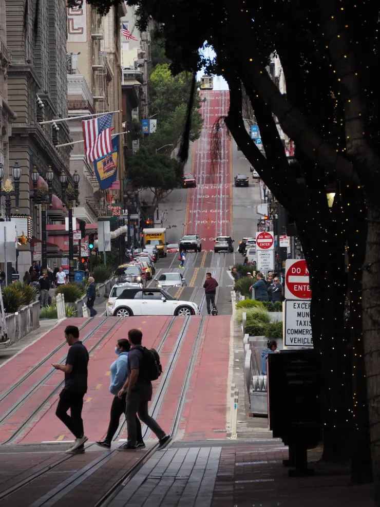 隨處可見的斜坡,手排車的地獄。