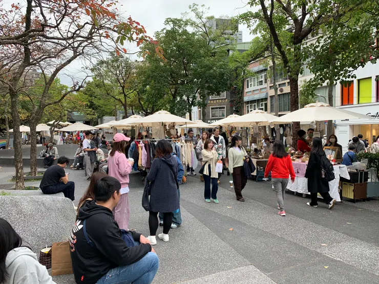 心心：從中山捷運站到雙連捷運站好多攤位喔。🍰