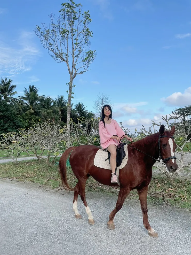 馬兒教練會跟你說，不可以夾馬和踢馬。控制方向，拉緊左邊繩子，馬兒就會往左邊走。     I攝影:Sunnyah