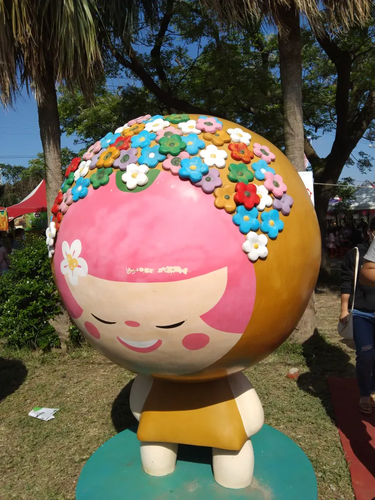 這一張照片是屏東有一個展覽的外面可愛娃娃