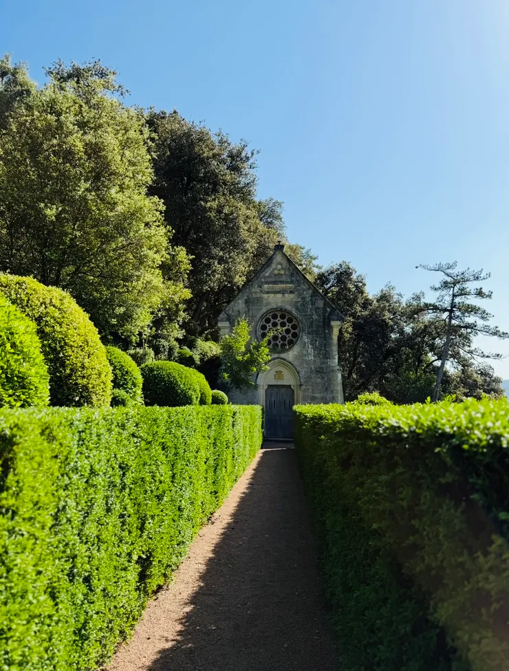 樹籬中的小教堂