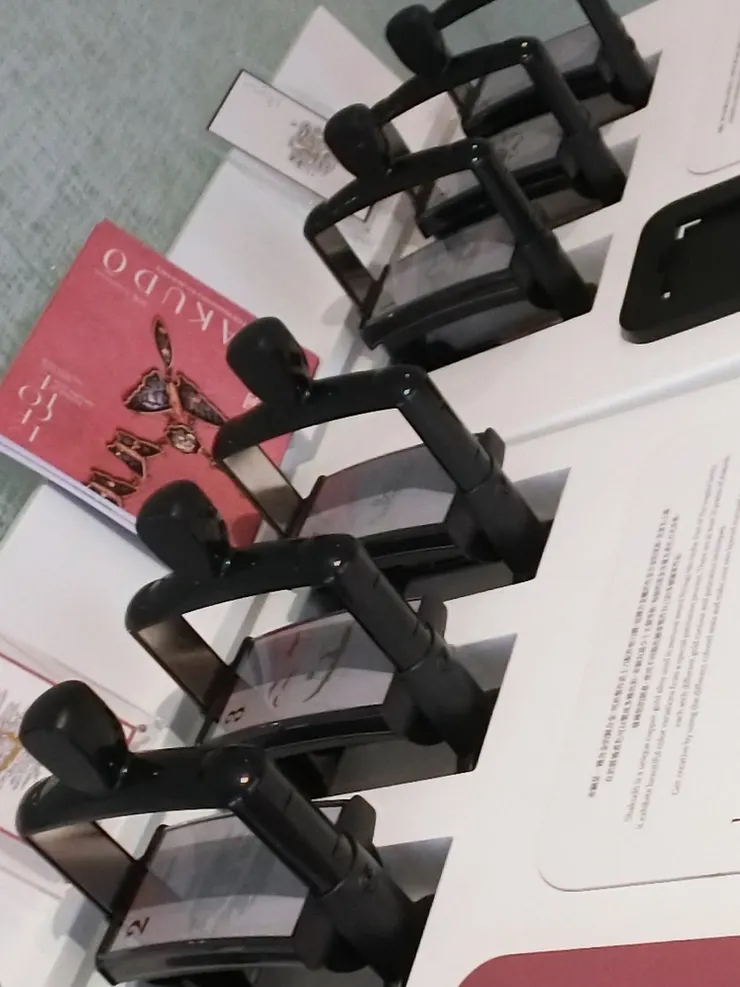 每組板畫都有三個章印，很大很重，但成品很漂亮。