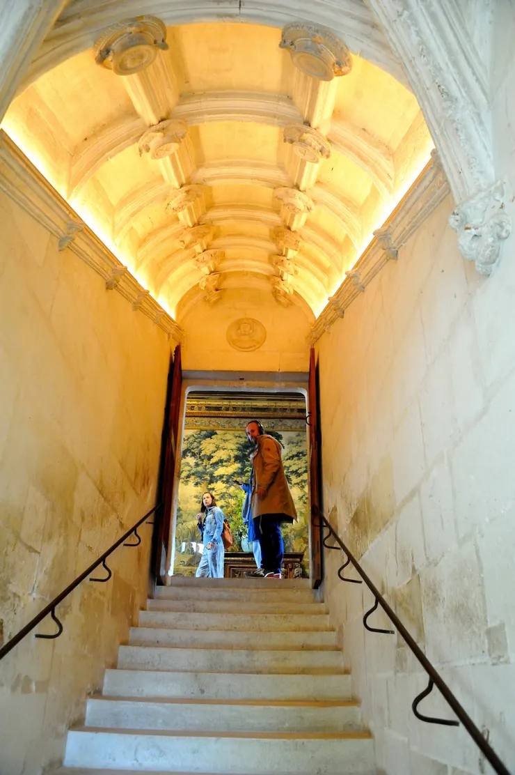 【通往1樓的樓梯,穹頂同樣雕飾精美。】