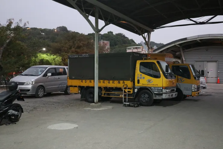 停在月台待命的工程車