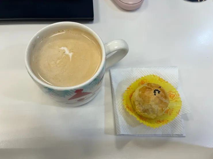 持續消滅蛋黃酥中。