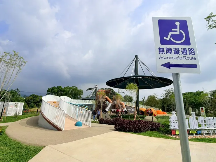 結合客家文化意象，以圍龍屋為空間概念設計。