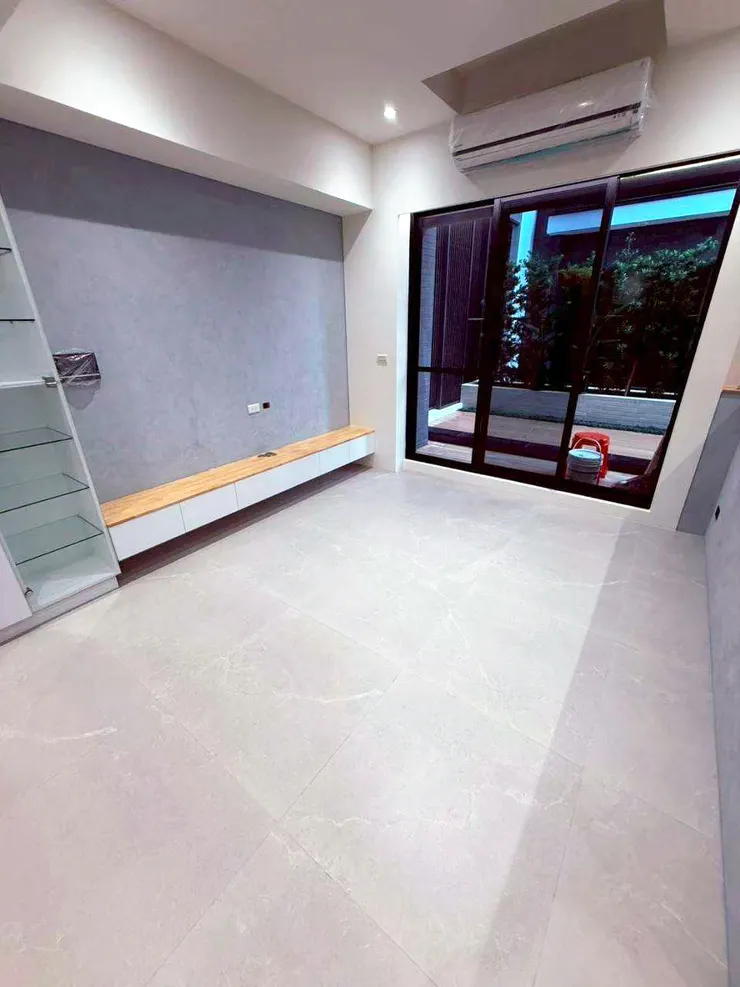 地板的光澤度完美回歸！現在踩上去那種乾爽、不黏腳的觸感太療癒了。