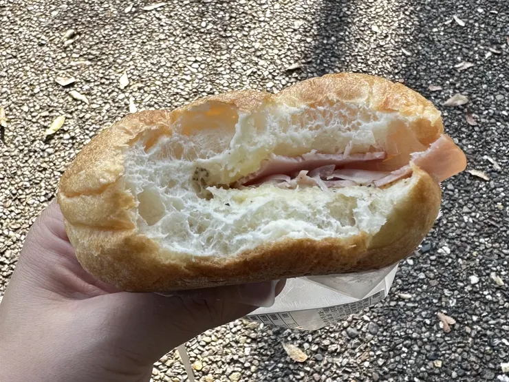 Margarine慢慢融化到麵包裡，再配上火腿及洋蔥，果然惹味！