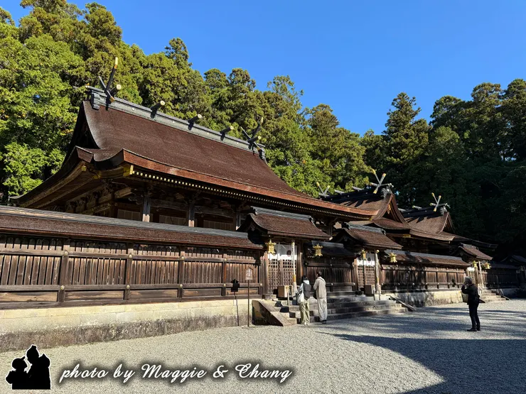 熊野本宮大社的木質外牆融入自然環境，檜木屋頂氣勢宏偉。神社依然遵循幾百年來的傳統方式，以大量的天然材料和接合工件，屋頂用檜木和日本柏樹皮製成。由職人以人道方式提取樹皮，讓樹木還能再生成新樹皮，過程相當費時費力，約每5O年要更換一次屋頂的材料。
