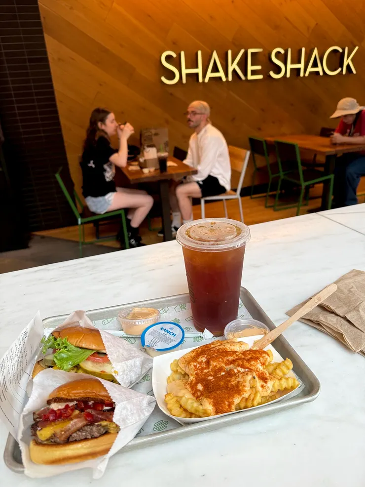 午餐就近解決，再吃一次 shake shack