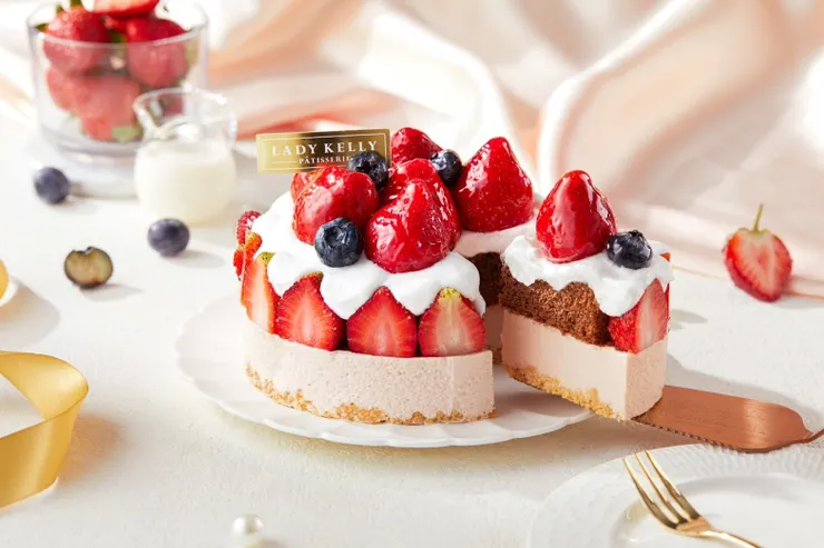 圖說:整顆蛋糕被當季草莓完整包圍,鮮紅果實層層圍繞,整顆蛋糕自帶節日感,是草莓季最有儀式感的存在。(資料來源:LADY KELLY)