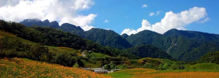 東風吹醒英雄夢，笑對青山萬重天