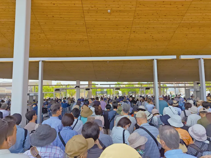 東側閘口前排隊中