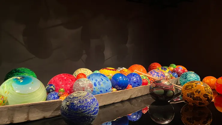 球體表面常見斑斕紋理與點狀裝飾，展現玻璃工藝的多樣性。