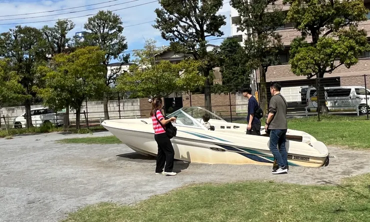 陷入砂堆中的快艇