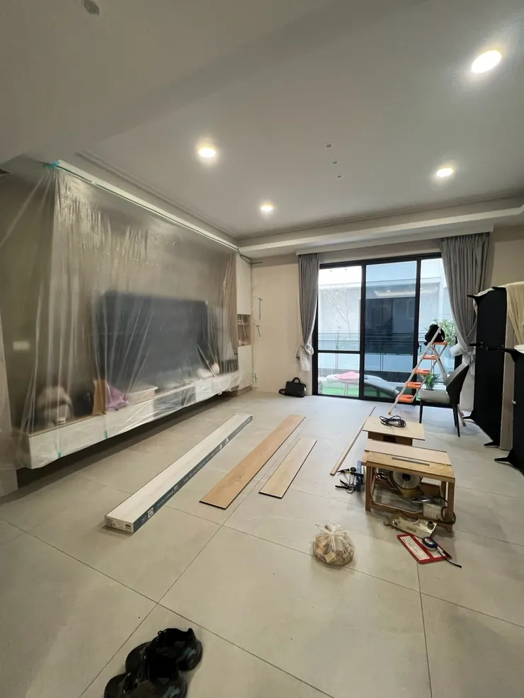 選用豪華長板，讓原本坪數有限的客廳，在視覺上瞬間寬敞了許多。