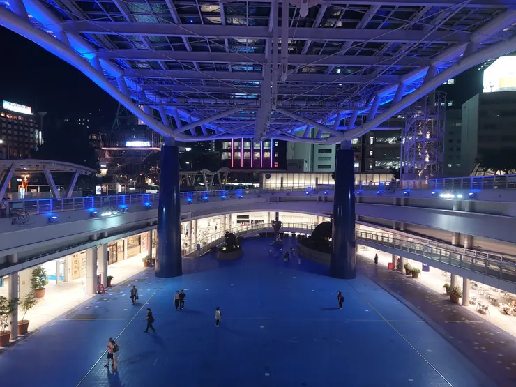 從一樓拍綠洲21的樣子，下面B1的一整片藍色地其實是B1，據說是經過設計的，想要呈現泳池的感覺