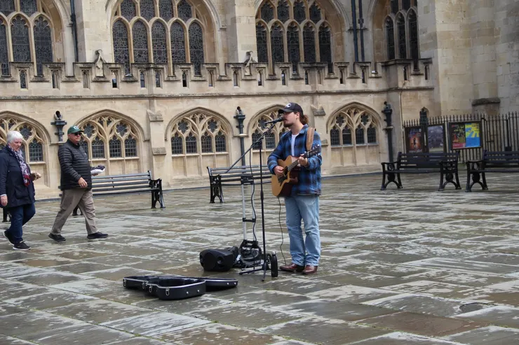 巴斯的街上不時都有不同的表演者