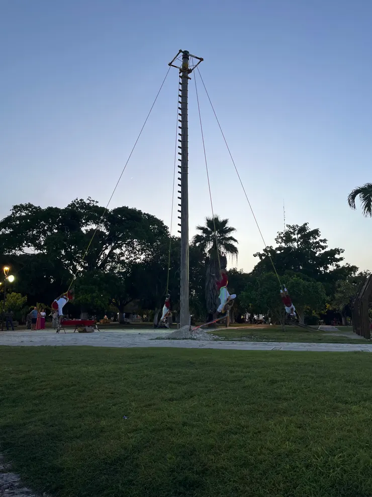 邊轉邊落下的表演