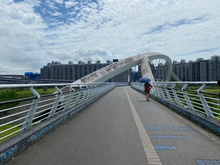 陽光橋的對岸就是十四張正大肆開發的都更建案群。 當地原本的古厝都移植到十四張歷史公園內