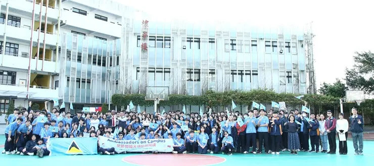 活動最後，全體師生與貴賓齊聚合影留念，為本次「大使校園開講」交流活動留下珍貴紀錄。